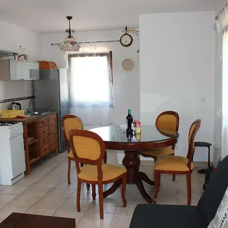 House Nikolas Peroj